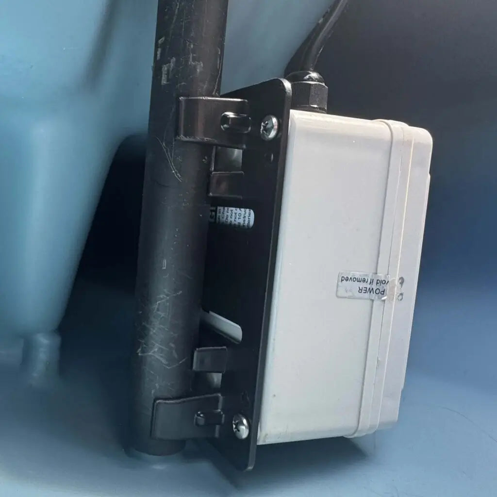 Side view of the FPV-Power battery held on the mast mount inside a blue Hobie kayak hull