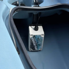 FPV-Power battery mounted at the mast of a blue Hobie Outback with the cable running down